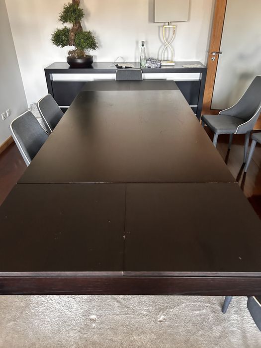 Mesa de jantar com marcas de uso