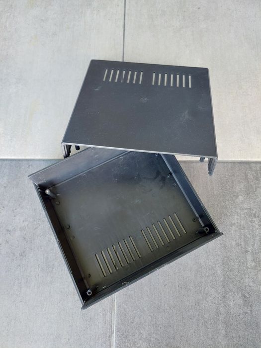 Obudowa do elektroniki z wentylacją i panelem duża