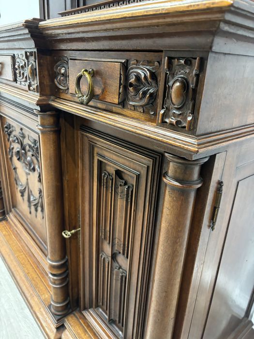 Duży piękny orzechowy kredens neorenesansowy