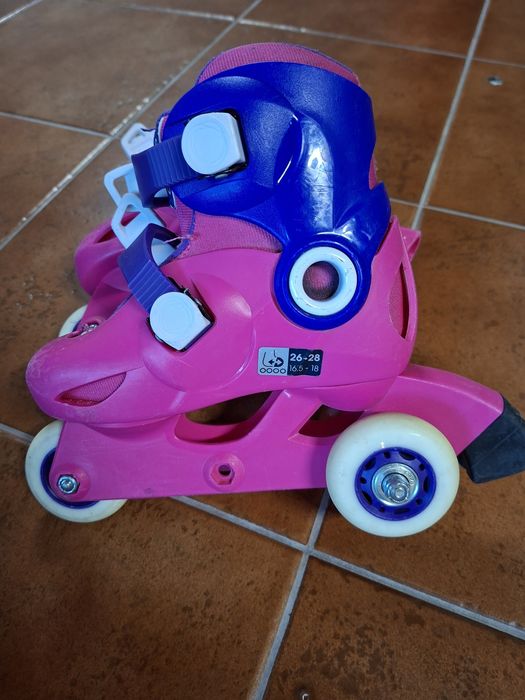 Patins em linha e capacete rosa