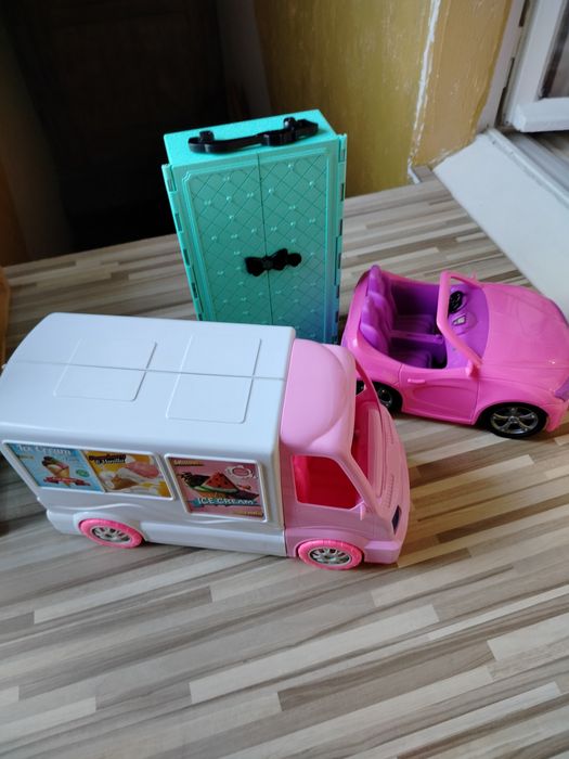 Auta dla lalek plus szafa ubraniowa