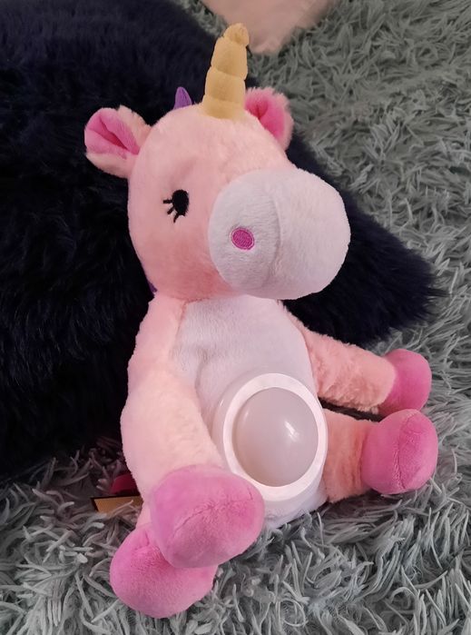 Maskotka grający jednorożec