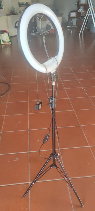 Tripé com aro RGB para telemóvel ou câmera.