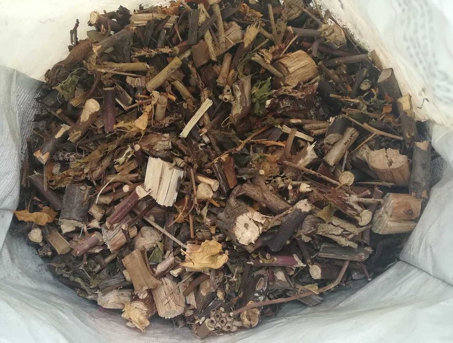 Aparas de madeira para cobertura de canteiros