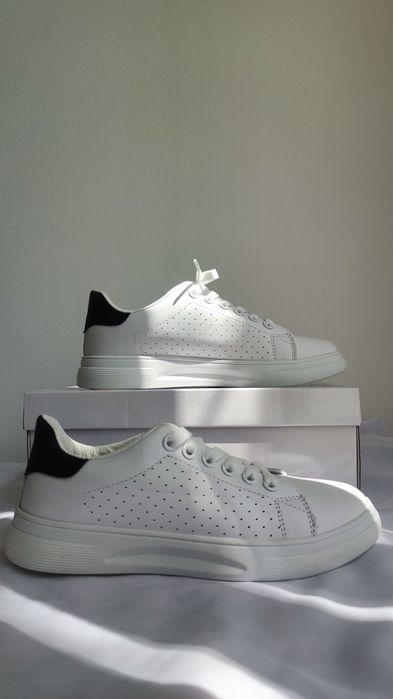 Кросівки  жіночі