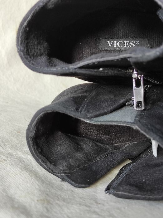 Botki damskie zamszowe czarne na słupku nr 36