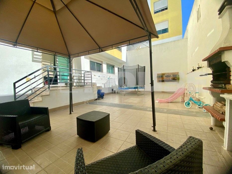 Viva com Espaço Exterior! T3 com Quintal de 100 m² no Coração do Pi...