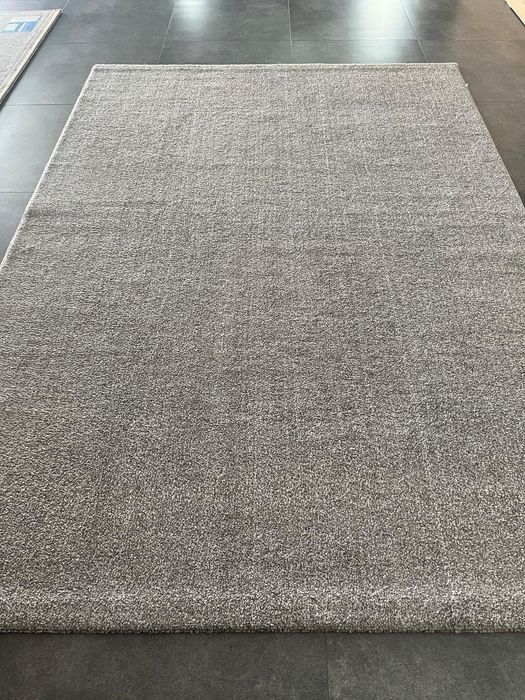 Carpetes com pouco uso tons de cinza.