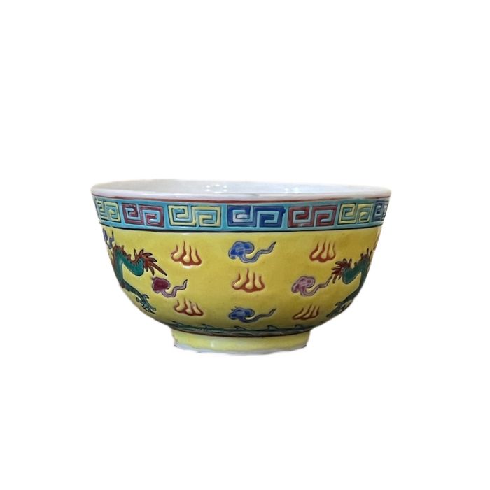 Taça Antiga em Porcelana Chinesa Famille Jaune - Dragão Imperial