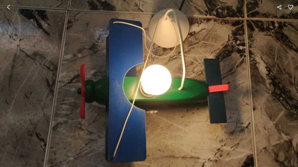 Candeeiro em forma de avião, ideal para decorar um quarto.