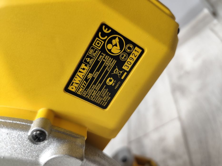 Вживане  DeWalt DW777 торцювальна пила Деволт оригінал