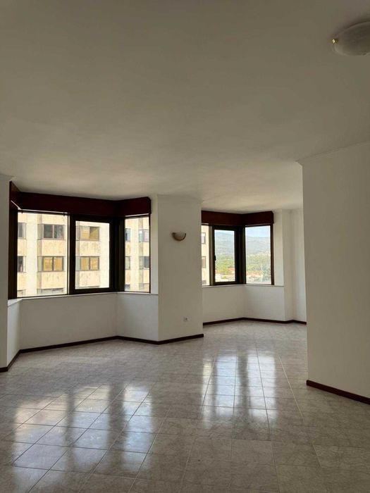 Arrendo T2 com garagem no centro de Valença — Av. de São Teotónio (Edifício Lepanto)