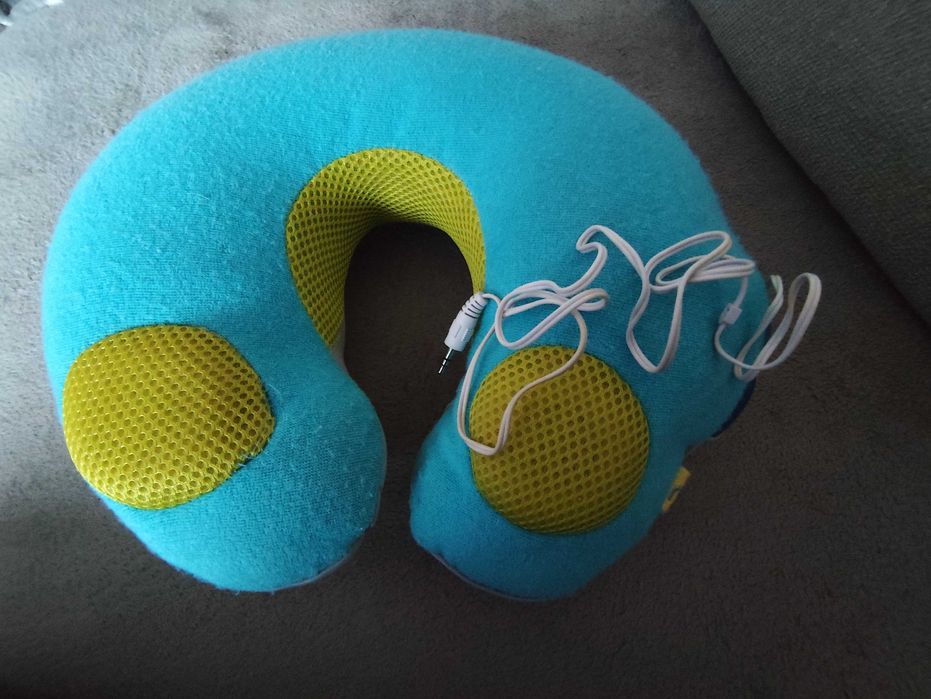 Poduszka podróżna z głośnikami