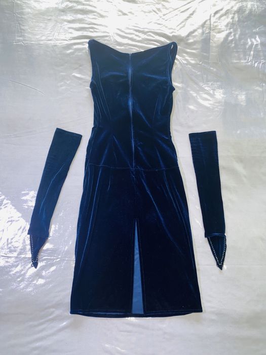 Гарне вечірне плаття із велюру глибокого синього кольору