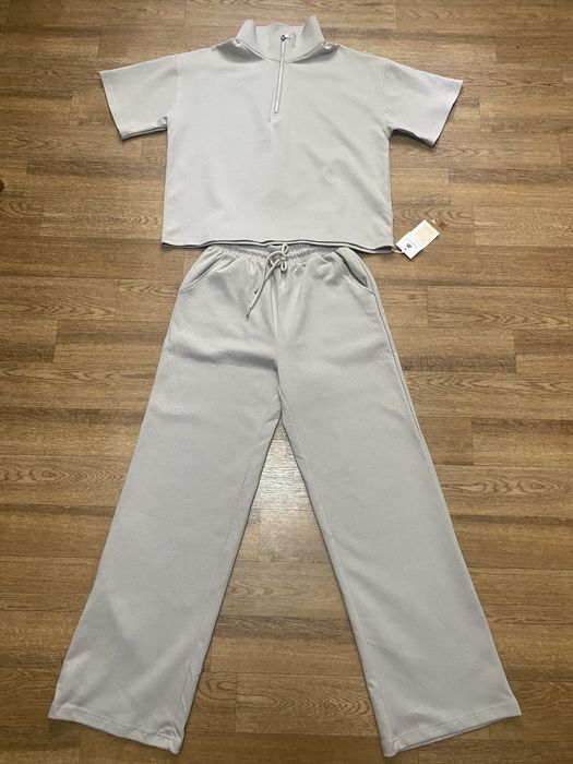 Літній костюм бежевого кольору