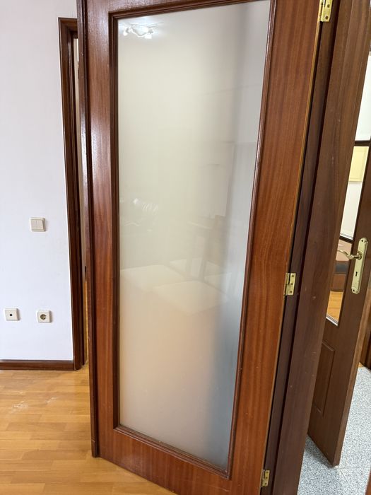 Conjunto de 2 portas interiores em madeira com vidro fosco