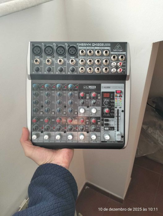 Mesa de Som Xenyx QX1202USB