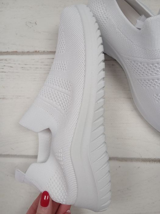 Białe sneakersy slip on lekkie sportowe buty siateczka rozmiar 39
