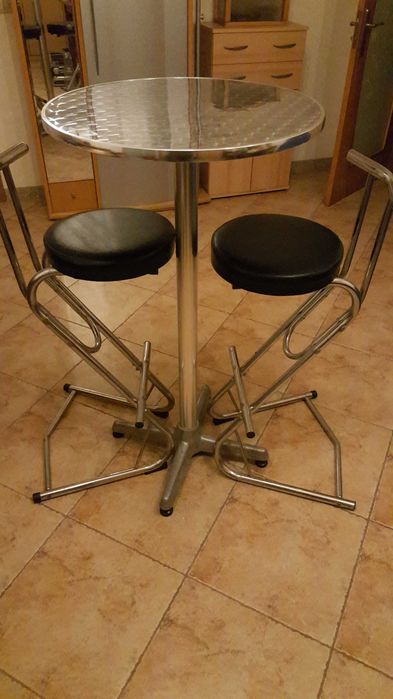 Mesa e cadeiras metalicas