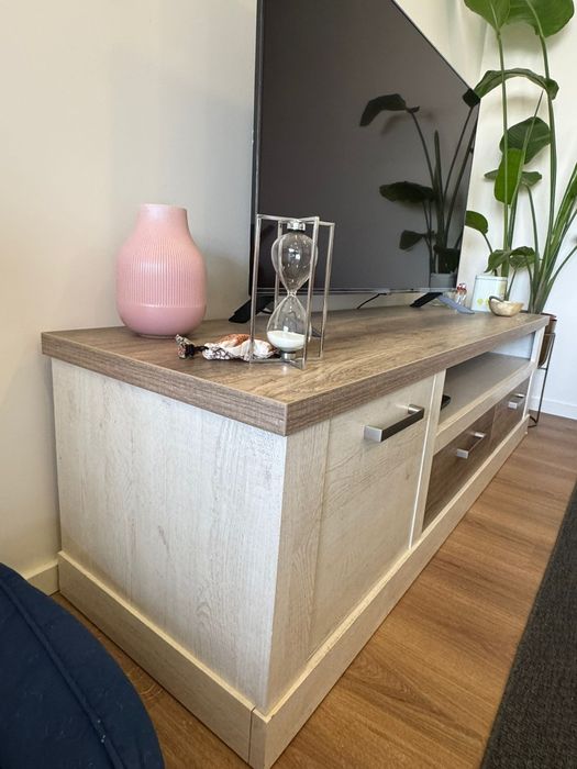 Móvel de TV madeira e branco