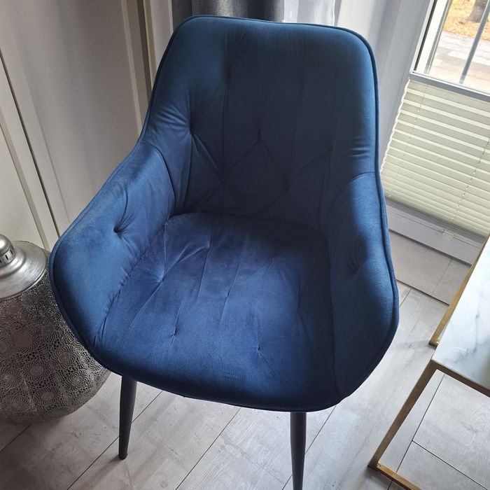 Granatowe krzeslo fotel glamour welurowe pikowane toaletka