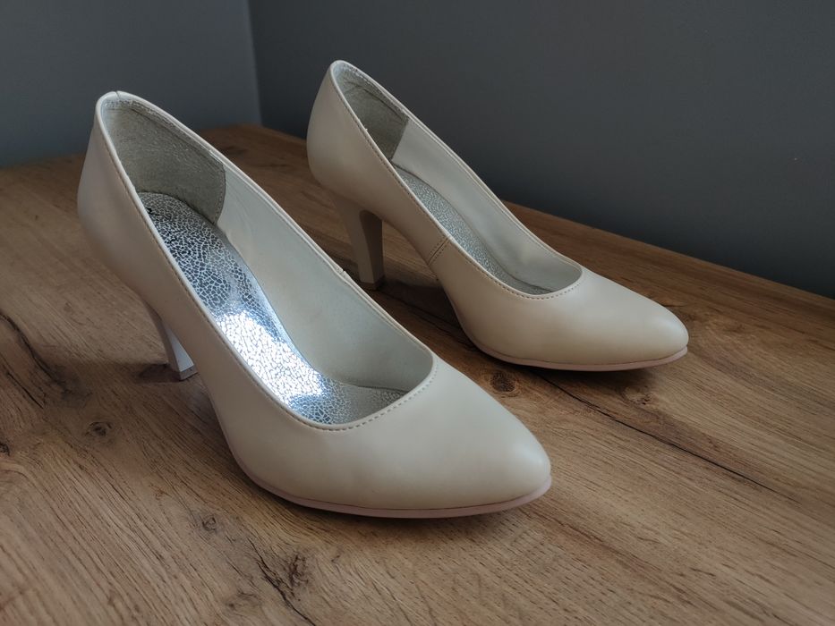 Beżowe czółenka na obcasie