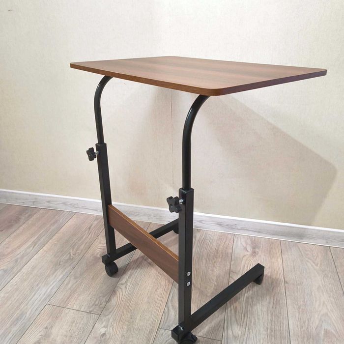 Стіл на коліщатках новий. Зручний для читання або роботи на дивані