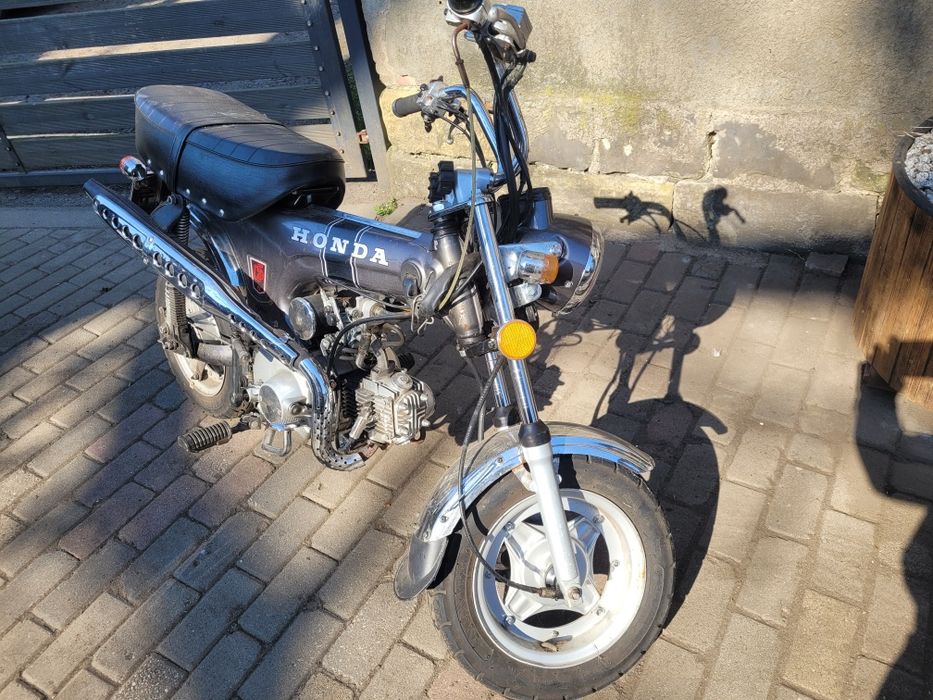 Honda dax replika.