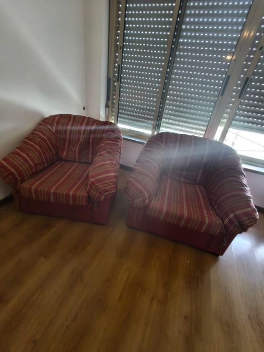 Duas poltronas com algumas marcas de uso
