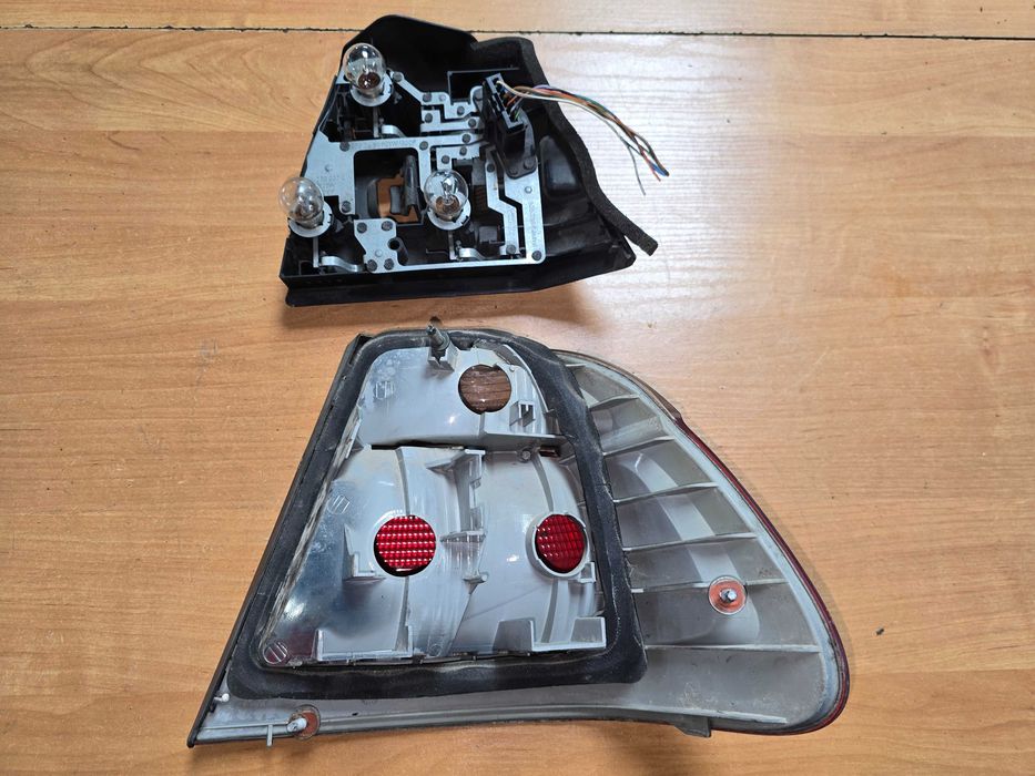 BMW 3 E46 Sedan Przedlift Lampa Tył Prawa W Błotnik Wkład Wtyczka