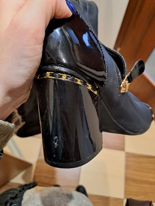 Czarne kozaki ze złotym łańcuszkiem