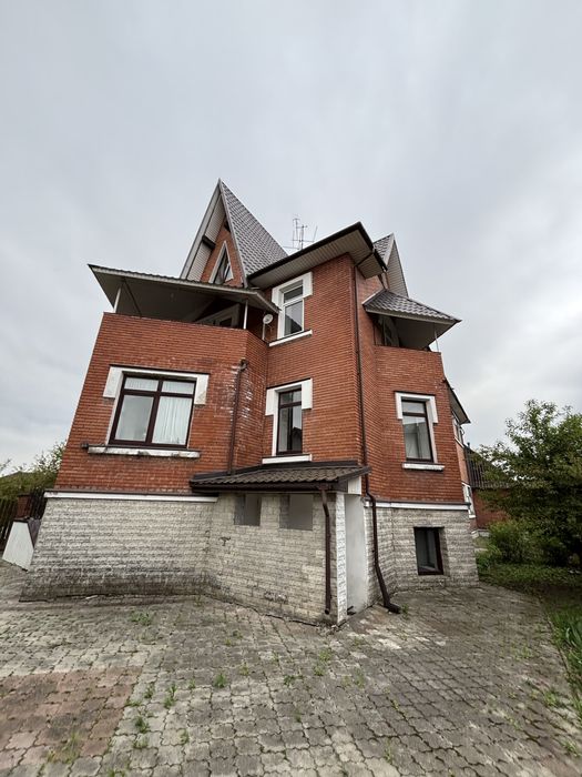 р Продаж окремого будинку з ділянкою 10 соток