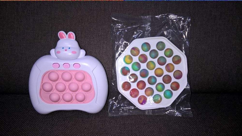 dwie zabawki sensoryczne antystresowe POP IT