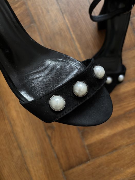 Замшеві чорні босоніжки на підборах