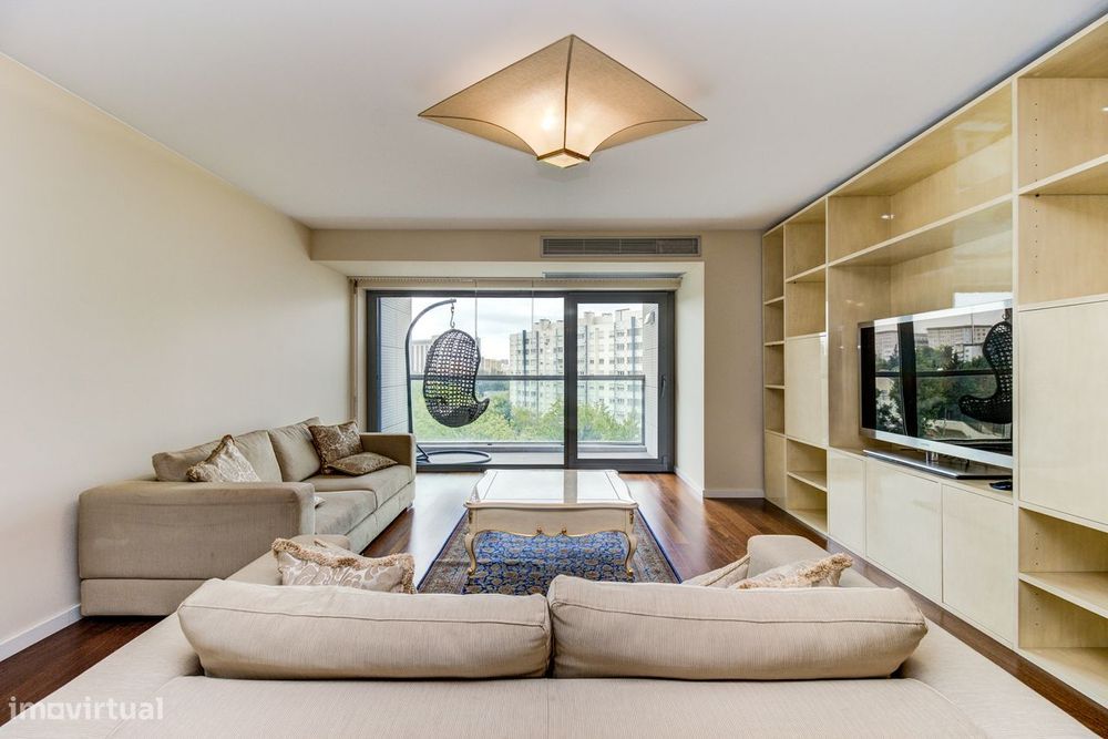 Apartamento T4 transformado em T3 em condomínio privado, no Campo Gran