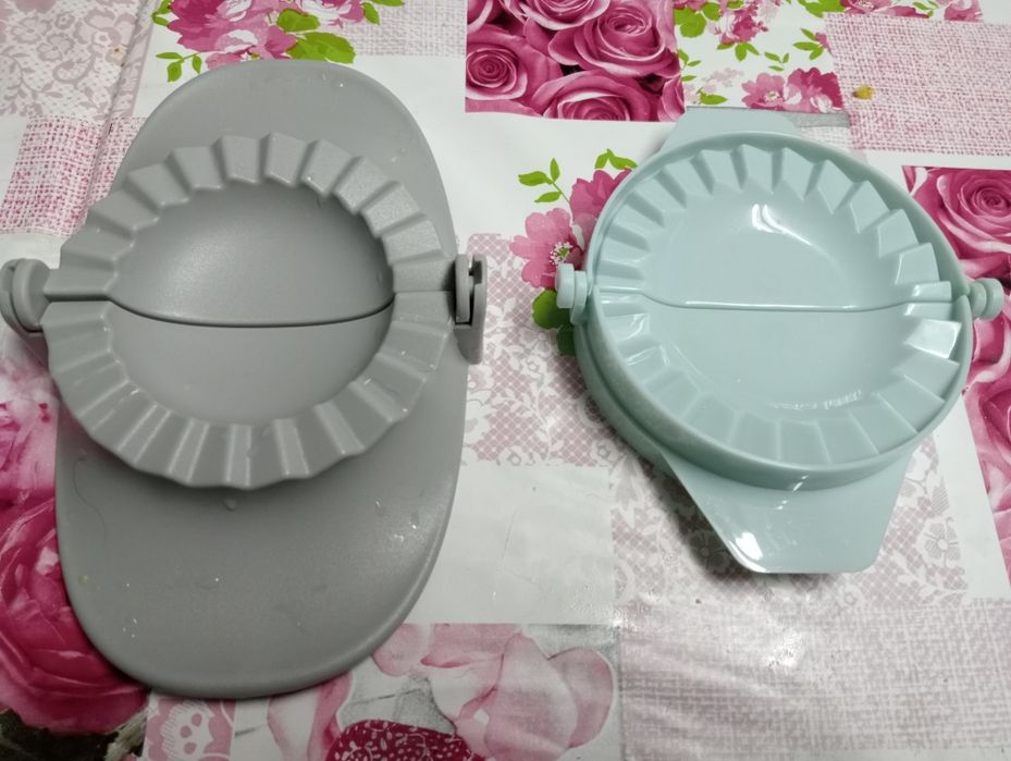 Two medium-sized rissole sealing machines438046296628285441