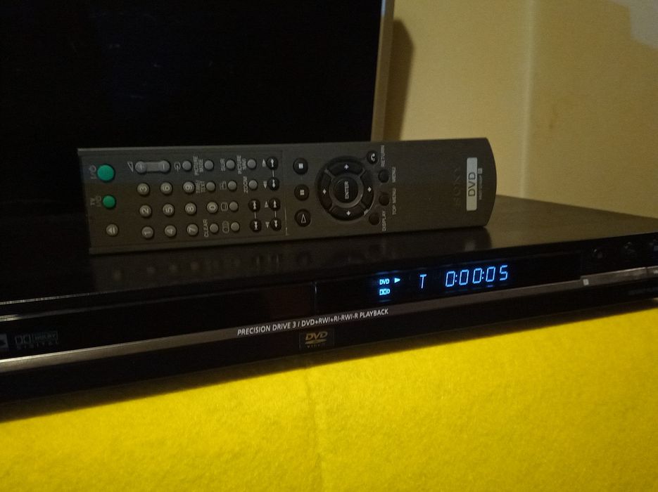 Leitor de dvds e CDs Sony com comando