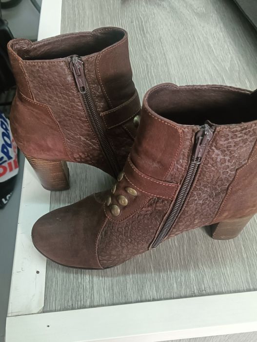 Botins em pele verdadeira