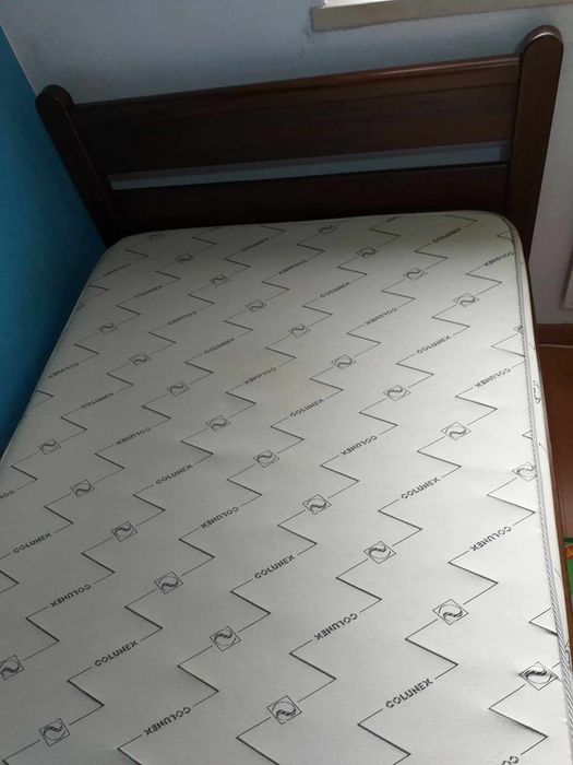 Cama individual completa com colchão e estrado