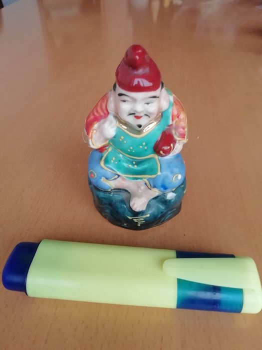 Conjunto de Budas em loiça.