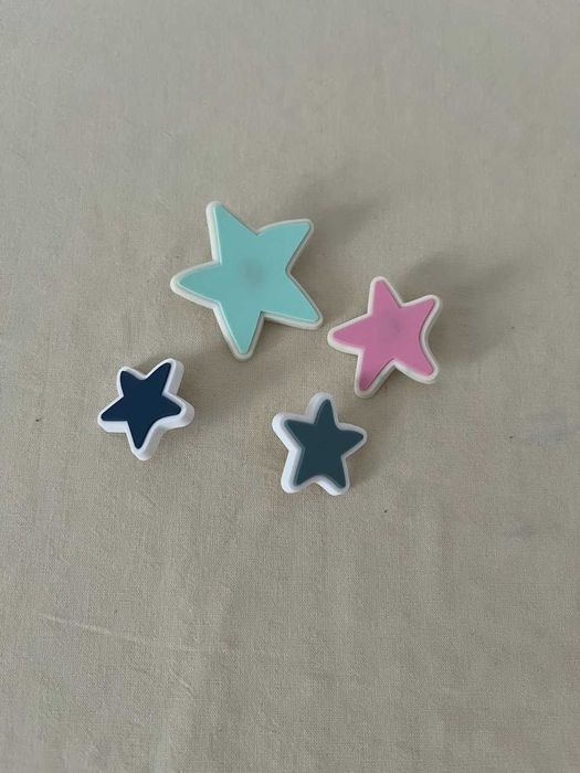 Pins estrela, conjunto de 4 – novos (azul, rosa, verde-água)
