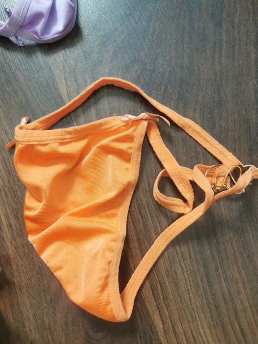 Pomarańczowe stringi
