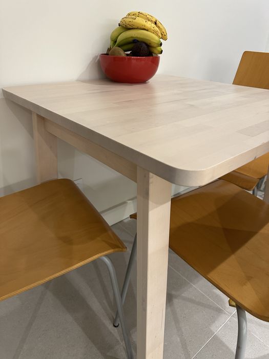 Conjunto de mesa e 3 cadeiras em madeira
