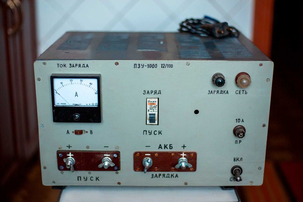 Пуско-зарядний пристрій