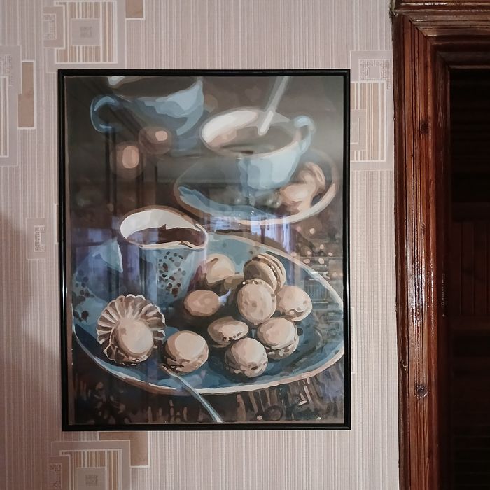 Современная картина в рамке под стеклом