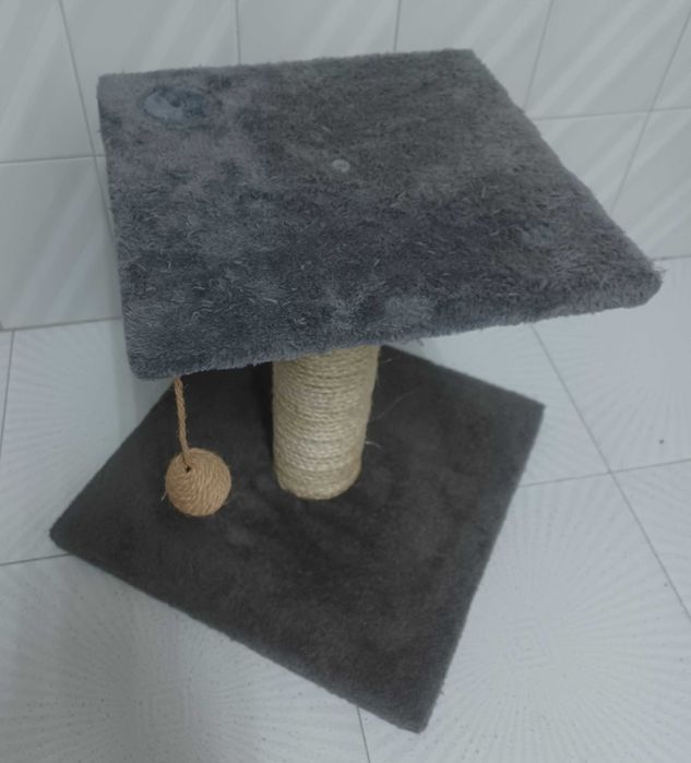 Arranhador gatos com bolinha