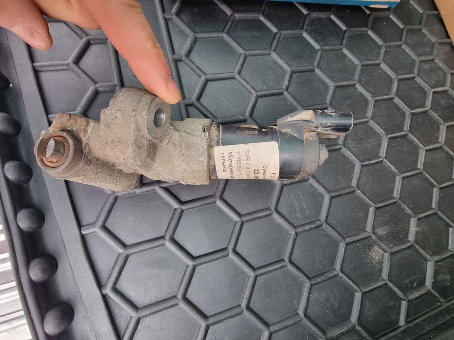 Моторчик ручника правий  Таурег 2010-2018