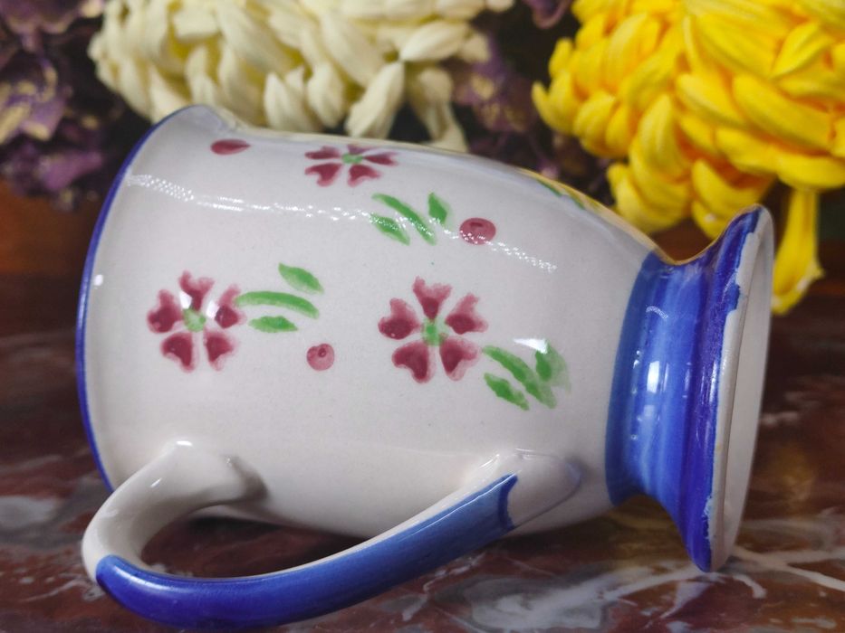 Ładny ceramiczny kubek na stopce - Bordowe kwiatki - 320 ml