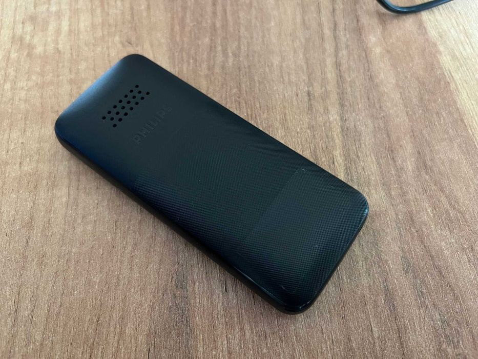 Prosta komórka Philips E106 dla starszej osoby