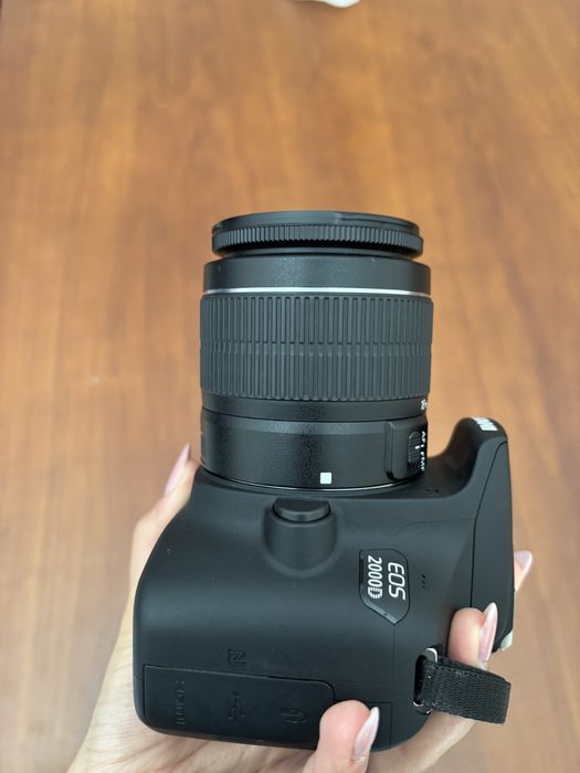 Camera Canon EOS 2000D